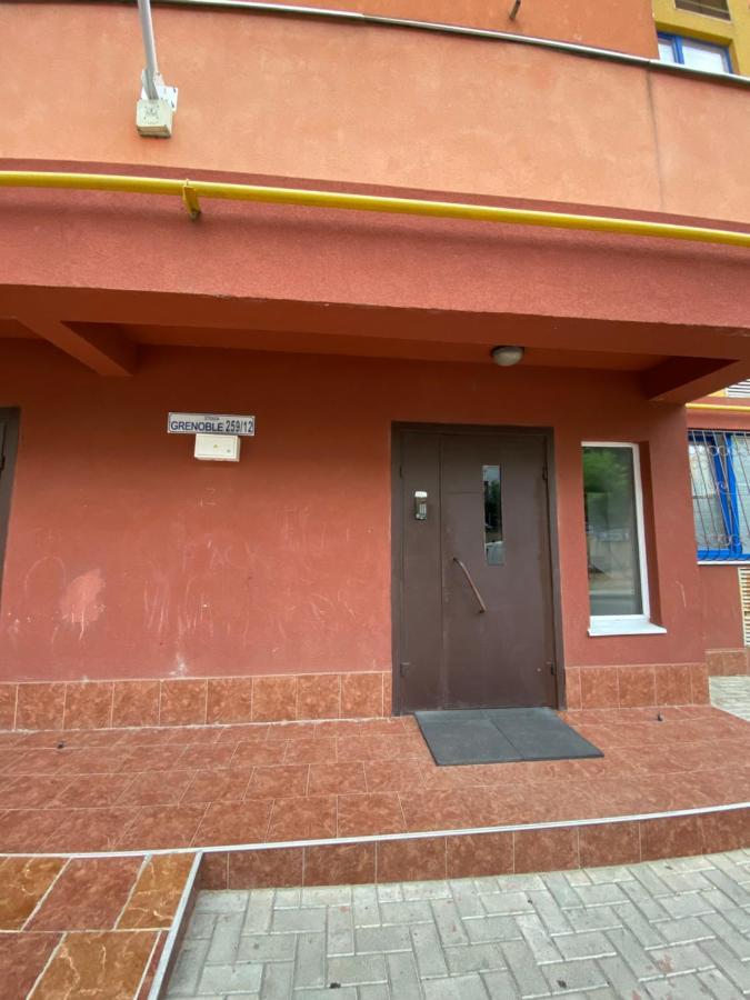 Cozy Two Bedroom Large Apartment Кишинёв Экстерьер фото