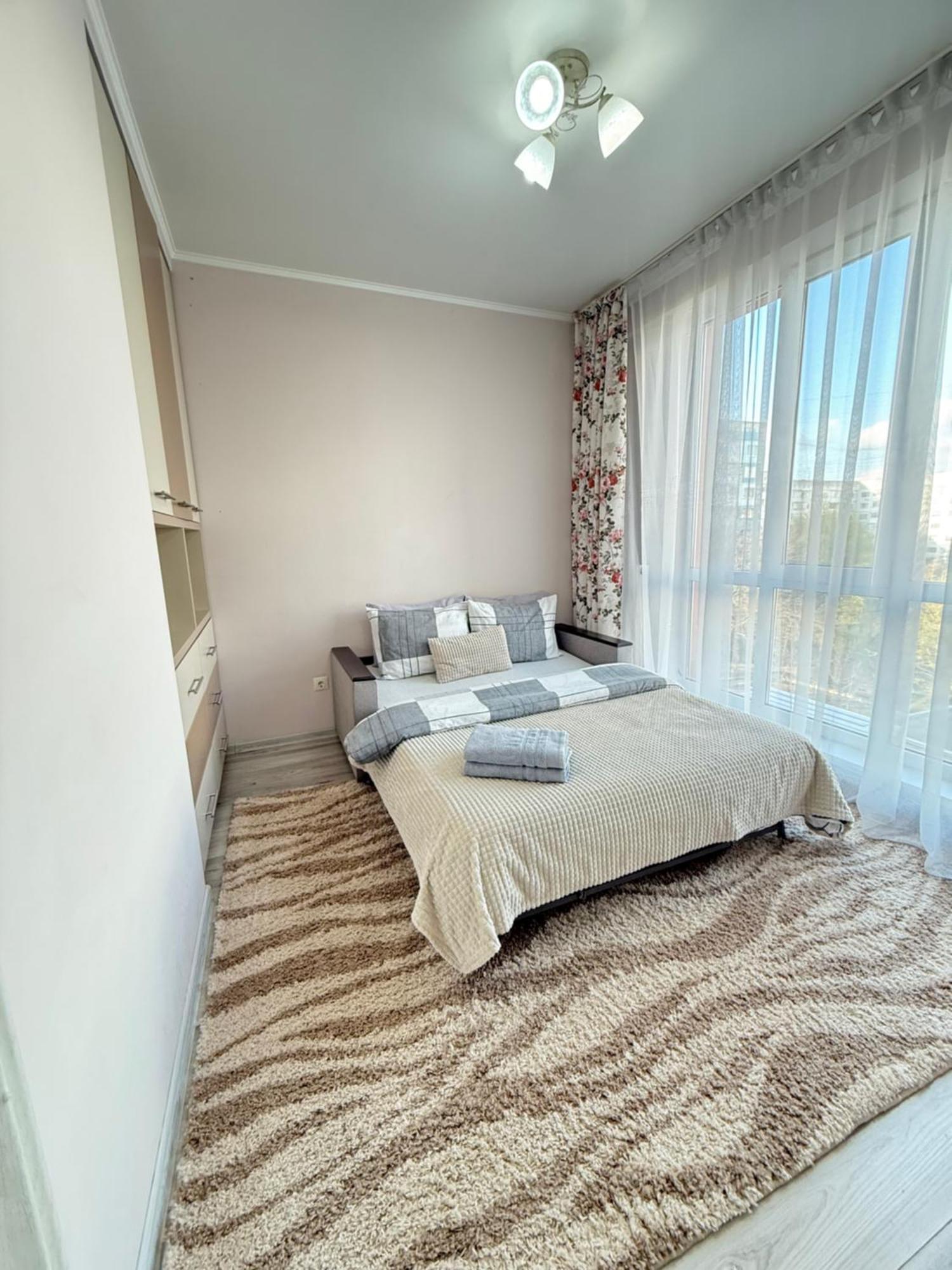 Cozy Two Bedroom Large Apartment Кишинёв Экстерьер фото